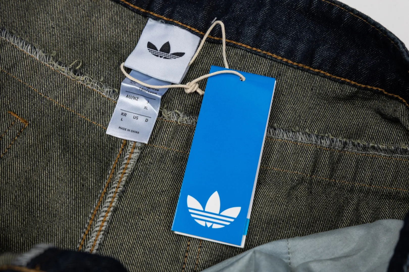 Adidas Clover Valentine's Day limited casual pure cotton denim loose sports scimitar pants 🖤Dark Blue washed jeans are stiff and durable, and the skull and love embroidery on the back are super recognizable✨ 👖The wide-leg pants have an amazing drape, and the high-waist design covers the flesh and straightens the legs, and the pear-shaped figure can be worn with eyes closed👍 💘The whole set is eye-catching when worn on a date, and the American retro atmosphere is full, and it is super sweet for couples🎀 Item No.: KT 6365 Color: Dark Blue Size: Xs-2XL